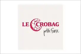 Le Crobag Logo, weißer Hintergrund, roter Schriftzug mit Kipferl, grauer Schriftzug darunter