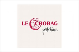 Le Crobag Logo, weißer Hintergrund, roter Schriftzug mit Kipferl, grauer Schriftzug darunter