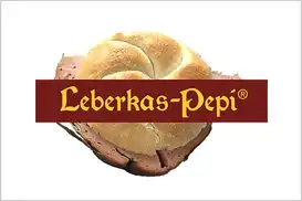 Leberkas Pepi Logo, weißer Hintergrund mit Leberkässemmel, darauf rotbrauner Balken mit gelbem Schriftzug