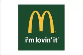 Mc Donalds Logo, dunkelgrüner Hintergrund, gelber M, drunter weißer Schriftzug