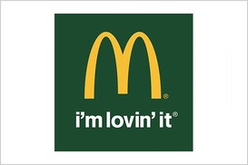 Mc Donalds Logo, dunkelgrüner Hintergrund, gelber M, drunter weißer Schriftzug