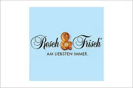 Resch und Frisch Logo, hellblauer Hintergrund, grauer Schriftzug, "&" in Brezelteig