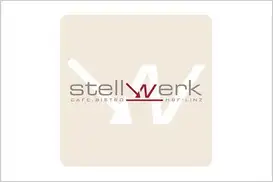 Stellwerk Logo, beiger Hintergrund, grau-roter Schriftzug