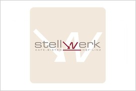 Stellwerk Logo, beiger Hintergrund, grau-roter Schriftzug