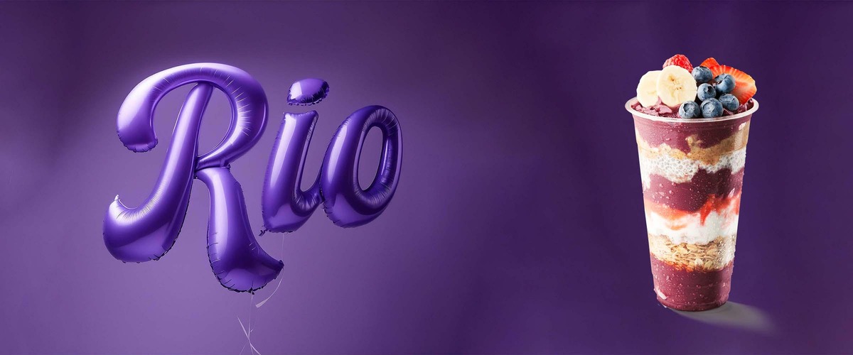 Das Logo von Rio in Form von Luftballonen und ihr Signature-Acai-Produkt