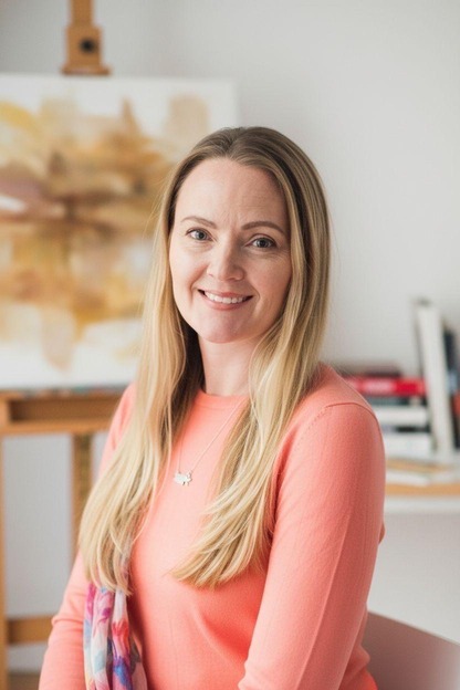 Zeichenlehrerin Olena Maiorenko in ihrem Zeichenstudio vor einer Staffelei mit Leinwand. 