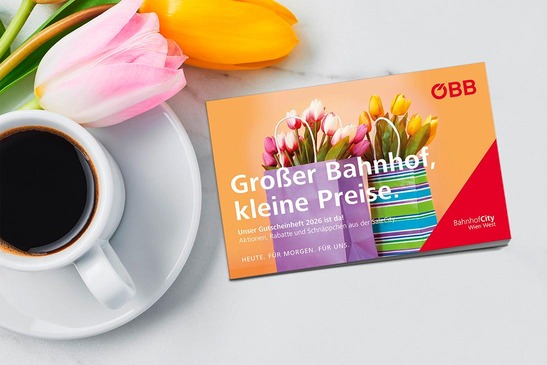 Bild von unserem BahnhofCity Gutscheinheft. "Großer Bahnhof. Kleine Preise". Oranger Hintergrund. Kaffeetasse und Tulpen. 