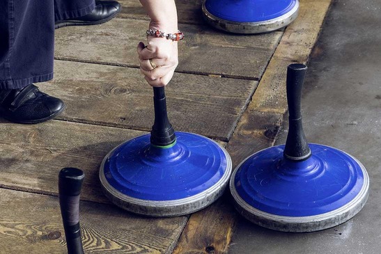 Eisstockbahn mit 2 blauen Eisstöcken