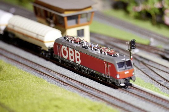 Miniaturlok der ÖBB auf H0-Gleisanlage