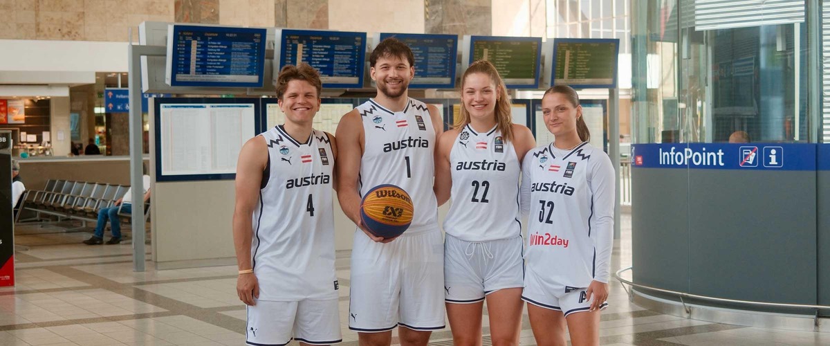 Foto mit den Basketballer:innen am Westbahnhof Wien