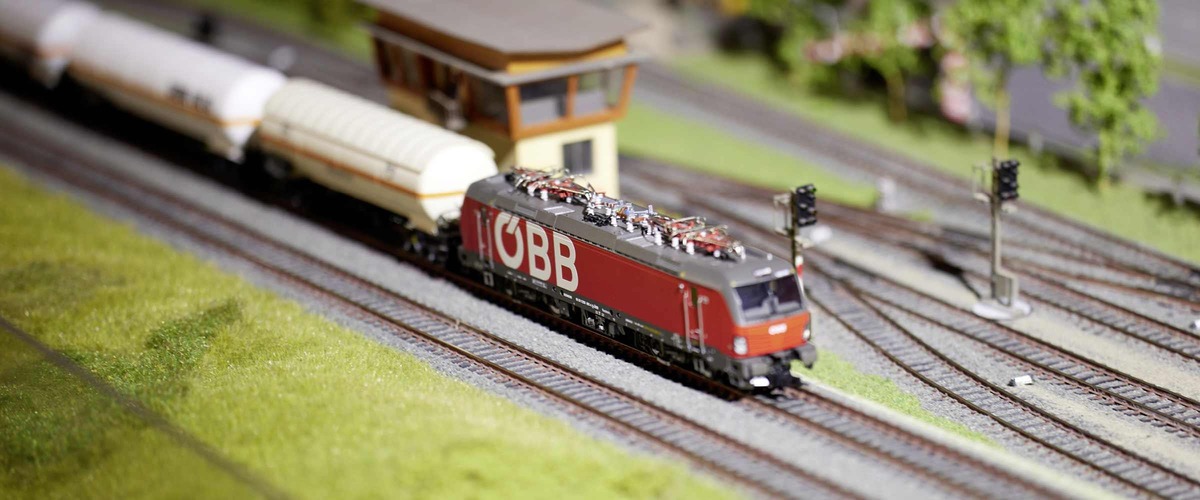 Modellbahn auf Miniaturstrecke und Schienen 