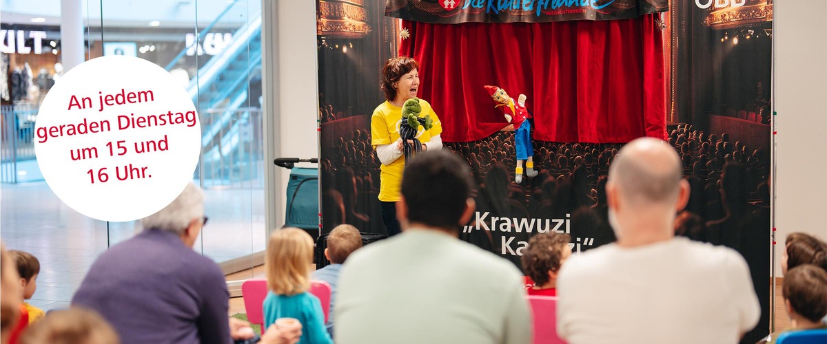 Kasperlvorstellung in der BahnhofCity Wien West. Kasperlbühne vor Publikum.