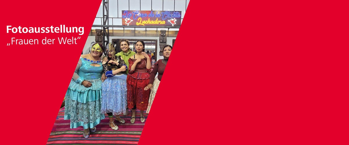 Fotoausstellung: Frauen der Welt. Foto mit Valery Villena und südamerikanischen Wrestlerinnen. 