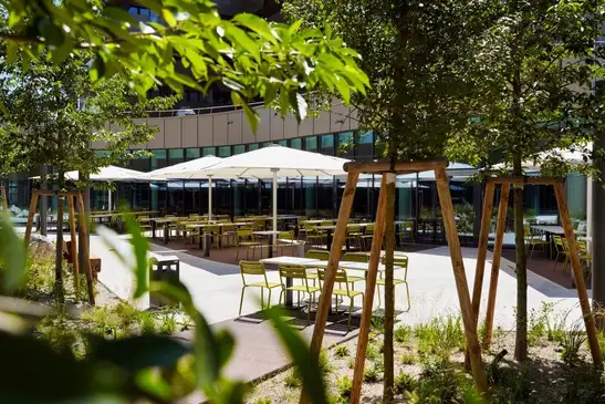 Gastronomiebereich im Gastgarten