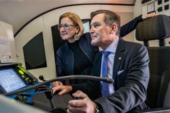 BMK Hanke und Landeshauptfrau Mikl-Leitner im Simulationsraum