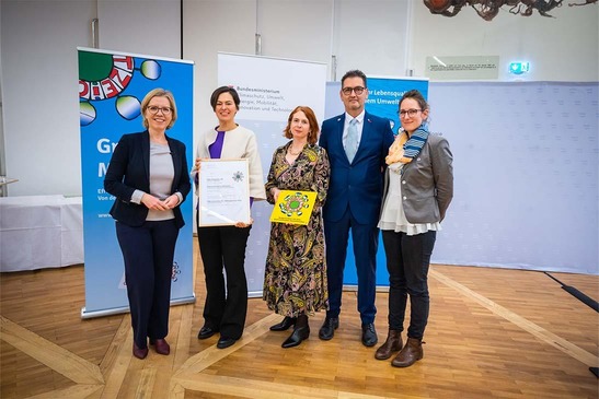 Verleihung Österreichisches Umweltzeichen<br/>v.l.n.r.: BM Leonore Gewessler, VD Silvia Angelo, Ursula Bazant, Wolfgang Willinger und Judith Fahrngruber