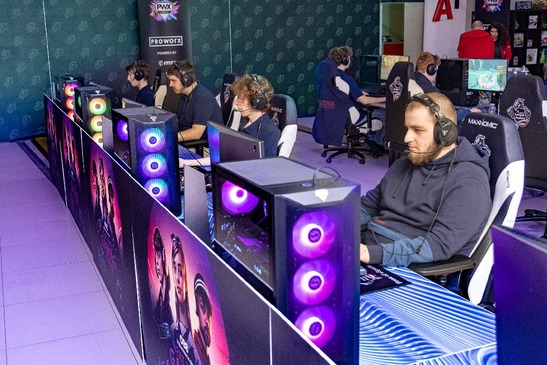 © ÖBB/Scheiblecker XP Lounge mit Player Computer und jungen Menschen, die daran zocken