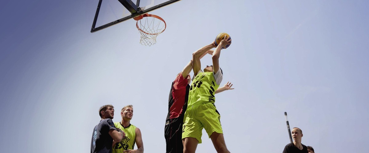 Sujet für das Event 3x3 Basketball. Basketballer werden Basketball in den Korb