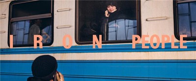 Eine Frau schaut aus einem Zug, Foto aus der Ausstellung Iron People