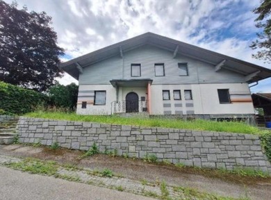 Wohngebäude auf einem kleinen Hügel im Grünen