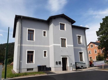 Graues Mehrparteienhaus in Gutenstein