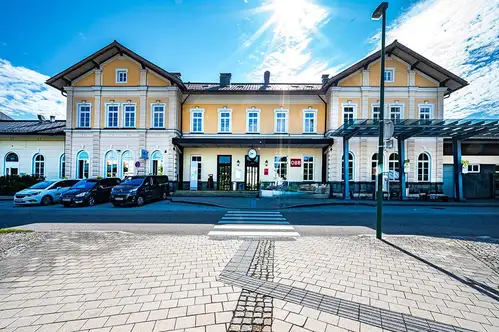 Aussenansicht von Bahnhof Bad Ischl, gelbes Gebäude