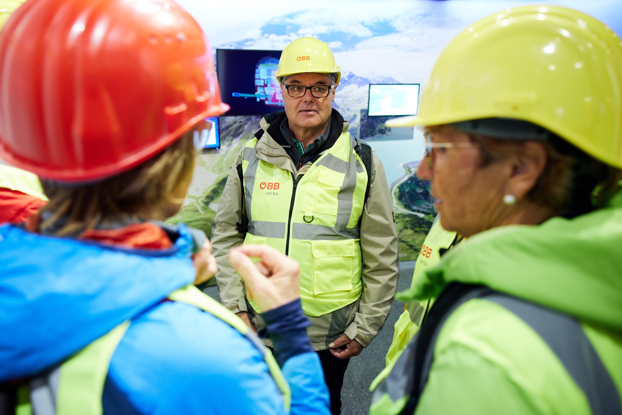 Personen im Gespräch auf einer Baustelle