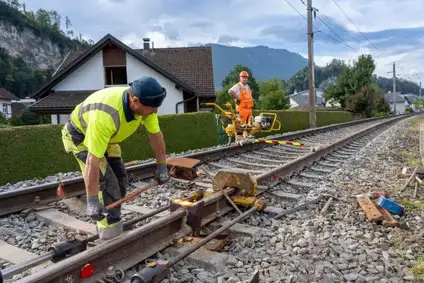 Bauarbeiter beim Gleis schneiden