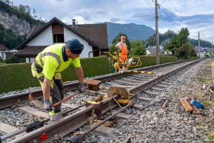 Bauarbeiter beim Gleis schneiden