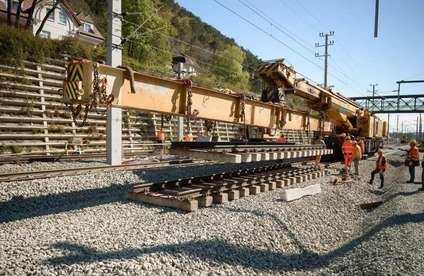 Bauarbeiter beim Gleise verlegen