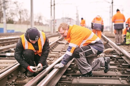 Mitarbeiter arbeiten an den Schienen