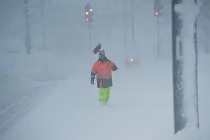 Mitarbeiter Bahnsteig Winterdienst im Schnee