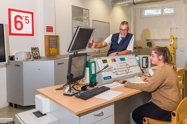 Schüler bei der Bedienung von Stellwerken und elektronischen Bedienoberflächen