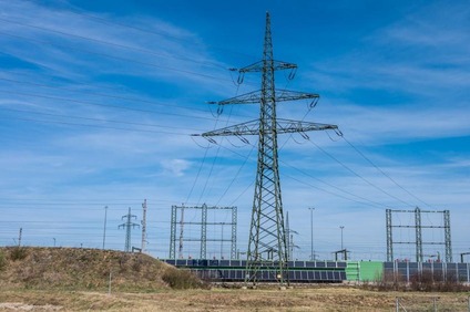 Strommasten für die Energieversorgung der Bahn