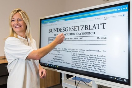 Trainerin Fachgebiet Rechtsvorschriften vor großem Bildschirm
