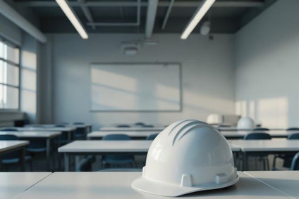 Bauarbeiteterhelm liegt auf einem Seminartisch