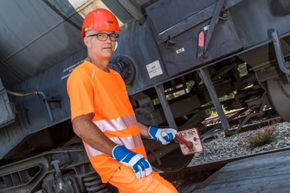 Mitarbeiter prüft Schienenfahrzeug und macht eine Bremsprobe