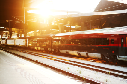Sonnenuntergang mit Railjet