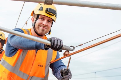 Mitarbeiter arbeitet an Kabeln