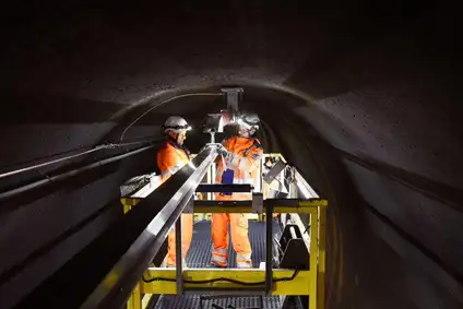 Bauarbeiter arbeiten im Tunnel
