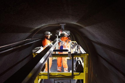 Bauarbeiter arbeiten im Tunnel