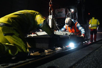 Bauarbeiter arbeiten an den Gleisen