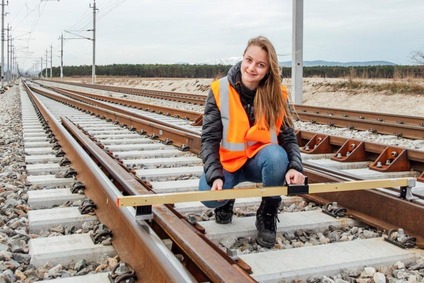 Hochqualifizierte Facharbeiter:in inspektiert den Gleis