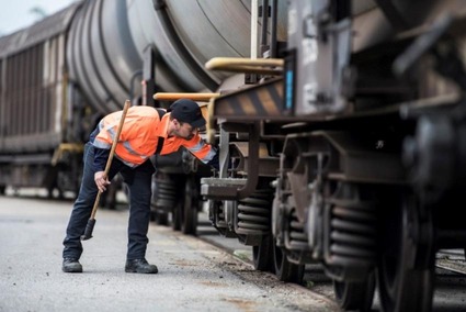 Fahrzeugdienst Mitarbeiter prüft Güterwagen