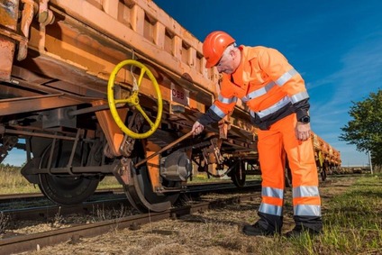 Mitarbeiter Fahrzeugdienst bei der Arbeit