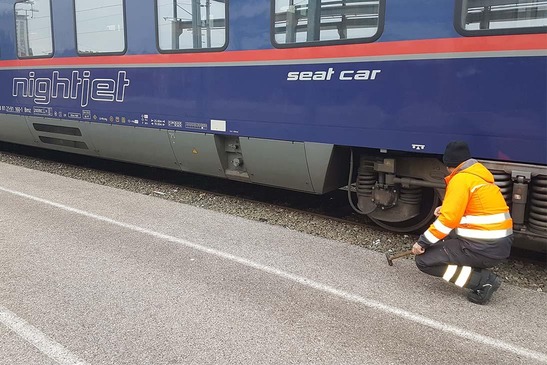 Fahrzeugdienst Mitarbeiter arbeitet an Reisezugwagen