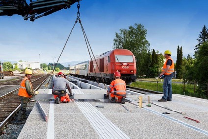 Bauarbeiter arbeiten an einen neuen Bahnsteig
