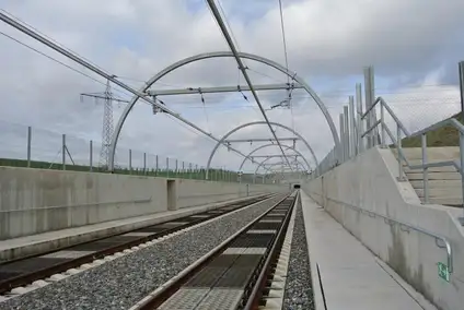 Bild von Gleisen auf einer Brücke