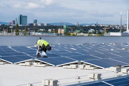 Mitarbeiter arbeiten an Photovoltaikmodulen