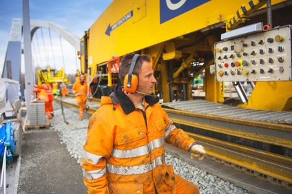 Arbeiter begutachtet Waggon und Gleise